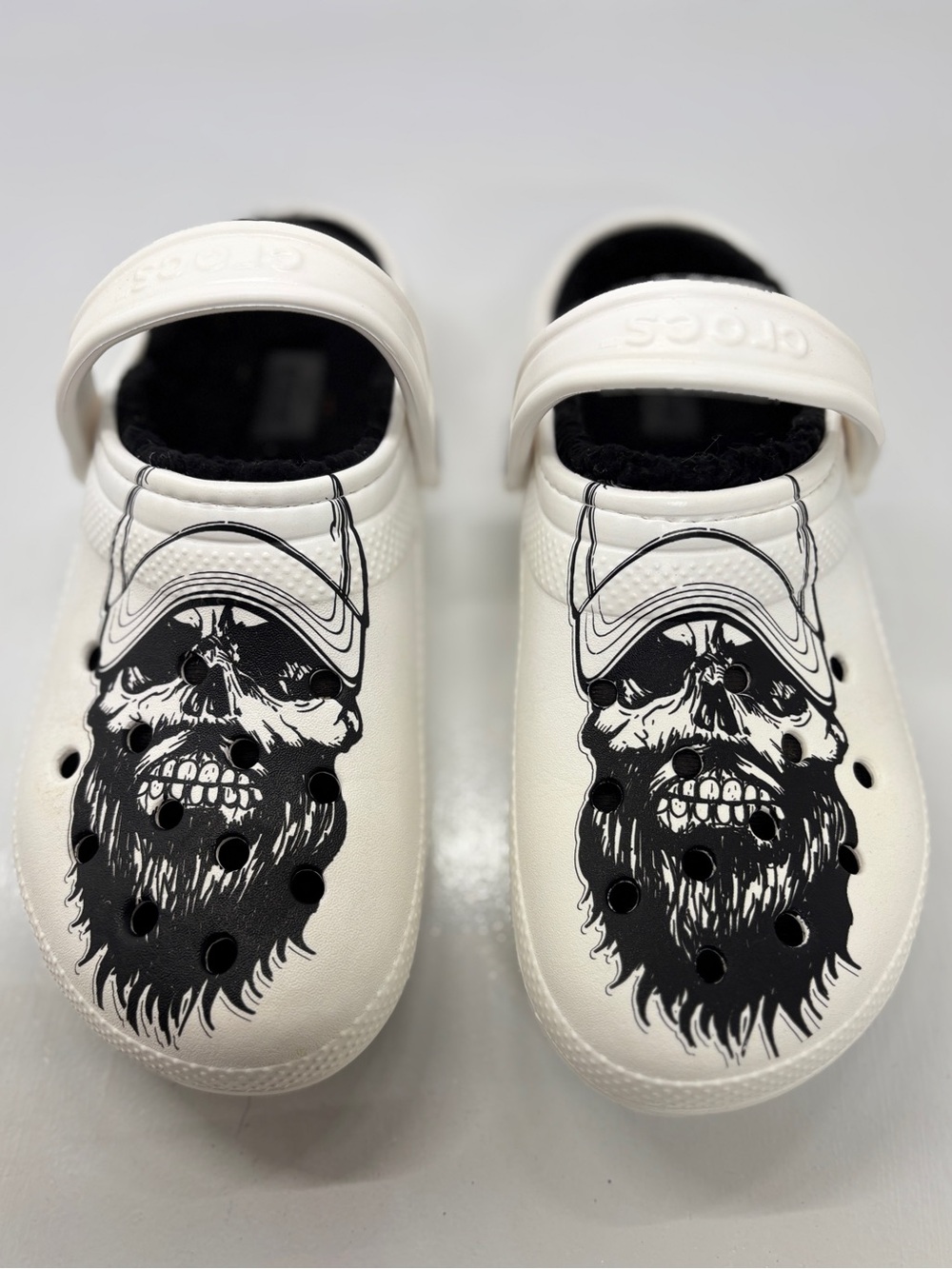 Crocs Classic Lined Skull Graphic Clogs White Black Fur Men’s 7 Women’s 9 EU 40 - Picture 8 of 10